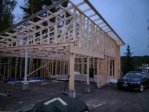 Autokatos ja rakennuksen sivu